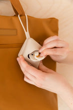 Laai prent in Gallery-kyker, Pacifier - Case